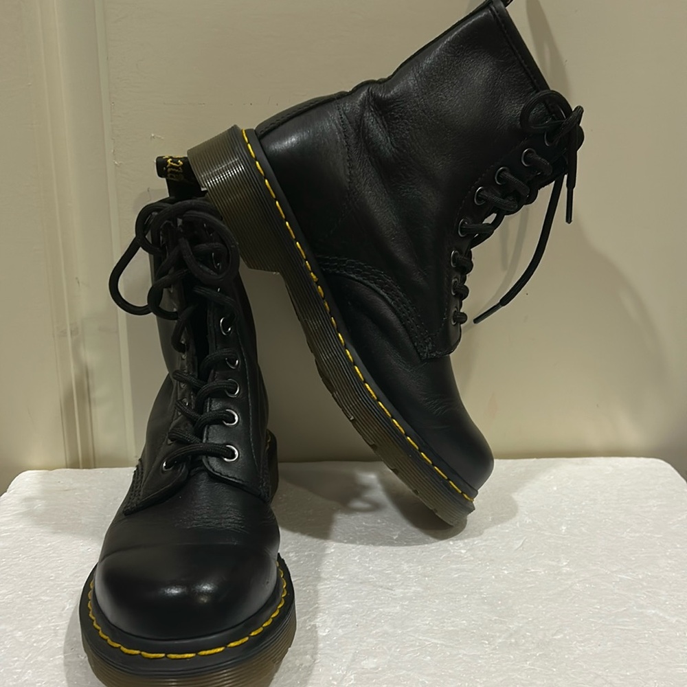 Like New! Dr. Martens 1460 LEATHER Lace Up 8-eye silhouette combat boots size 6